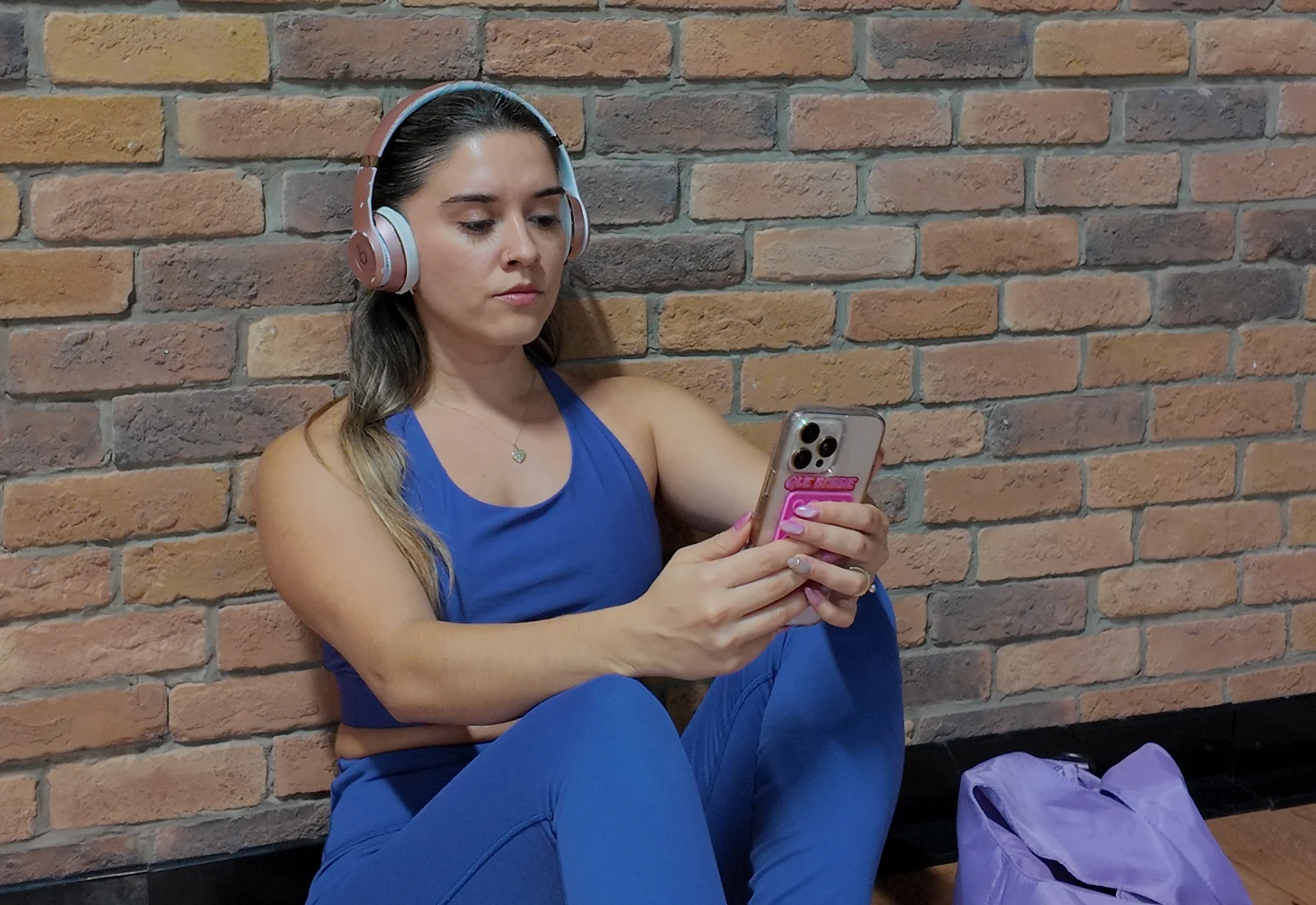 Keren Mora listening to music in headphones